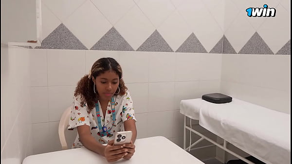 Enfermera cachonda se folla a su paciente con gripa