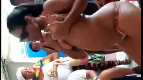 Mujer Se Desnudo y bailo en tanga en cartagena