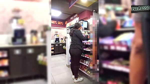 Estaba esperando a mi novio en la bodega y un desconocido me convenció para grabar un video – Espero que mi novio no se entere que tengo la corrida de otra persona en mi coño, pues el condón se rompió!
