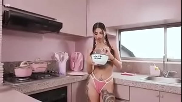 Cocina sensual: la culona antioqueña se muestra en la isla