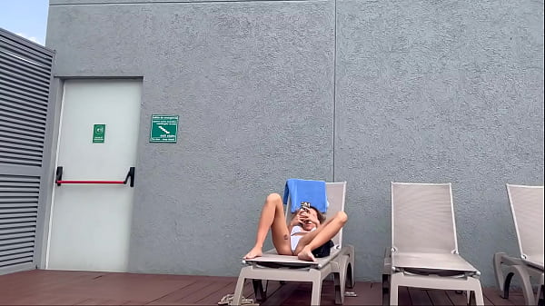 Paisa gozando en bikini bajo el sol de Medellín