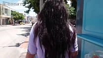 Barranquillera caminando por la calle de la ciudad costeña