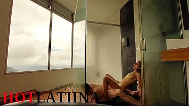 Me cogí al amigo de mi novio en la ducha