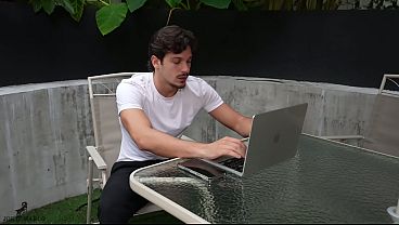 colombiana le quita el estres al man en la computadora