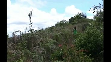 Carina se desnuda en el monte para tocarse la cuca
